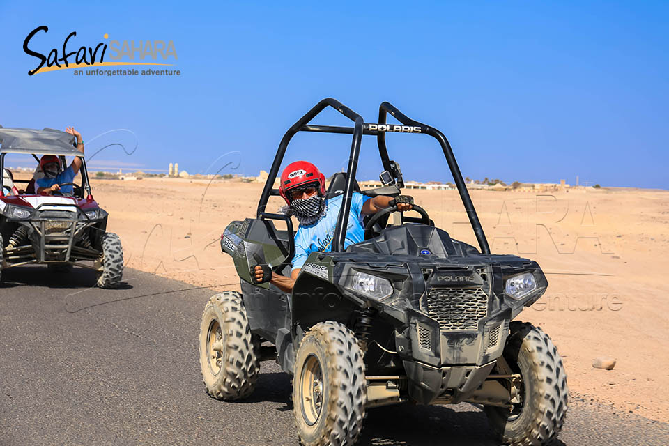 Paseo al atardecer en buggy Polaris RZR en el desierto de Sharm