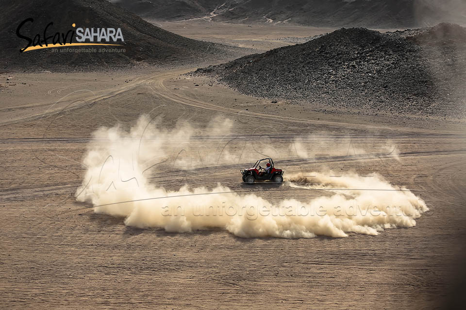 Paseo al atardecer en buggy Polaris RZR en el desierto de Sharm